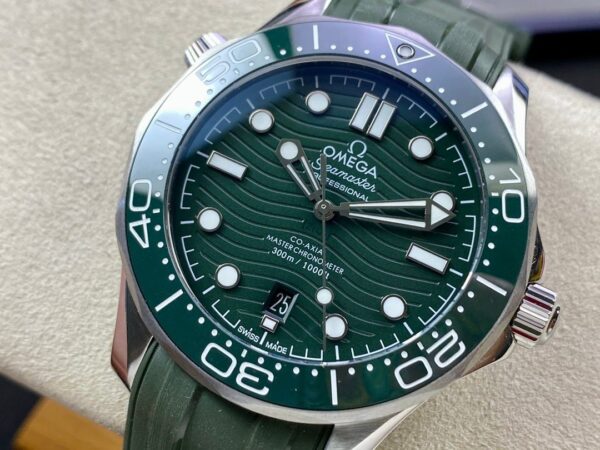 1:1 Superclone-OMEGA Seamaster Diver 300M 42mm (Green Dial Seamaster) - Image 3