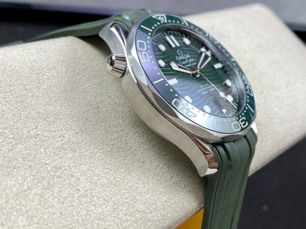1:1 Superclone-OMEGA Seamaster Diver 300M 42mm (Green Dial Seamaster) - Image 5